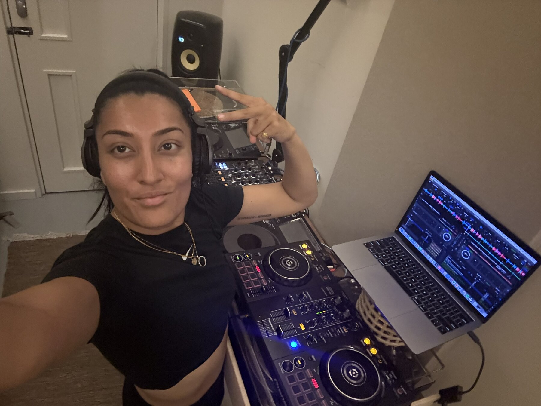 Vnisha in her home studio setup